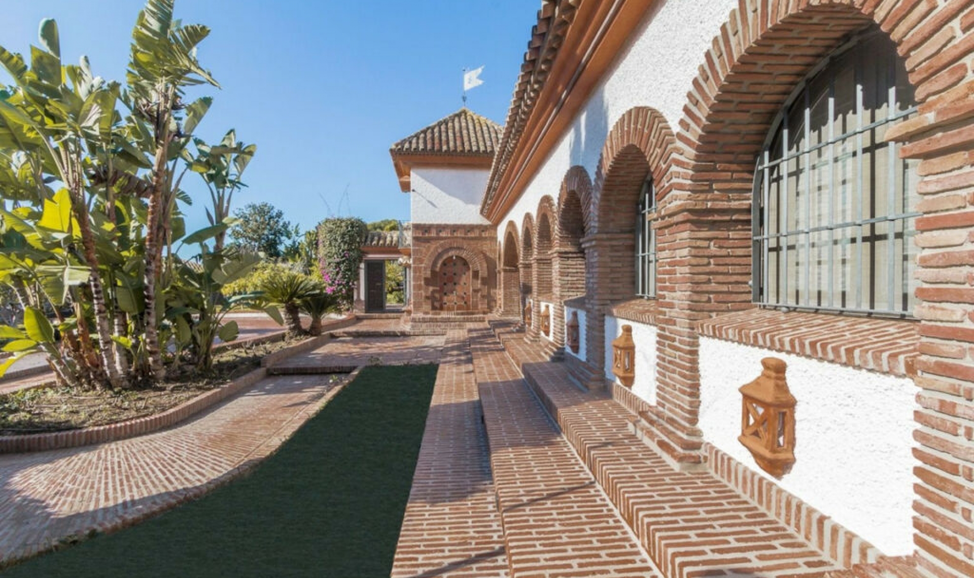 Resale - House -
Costabella