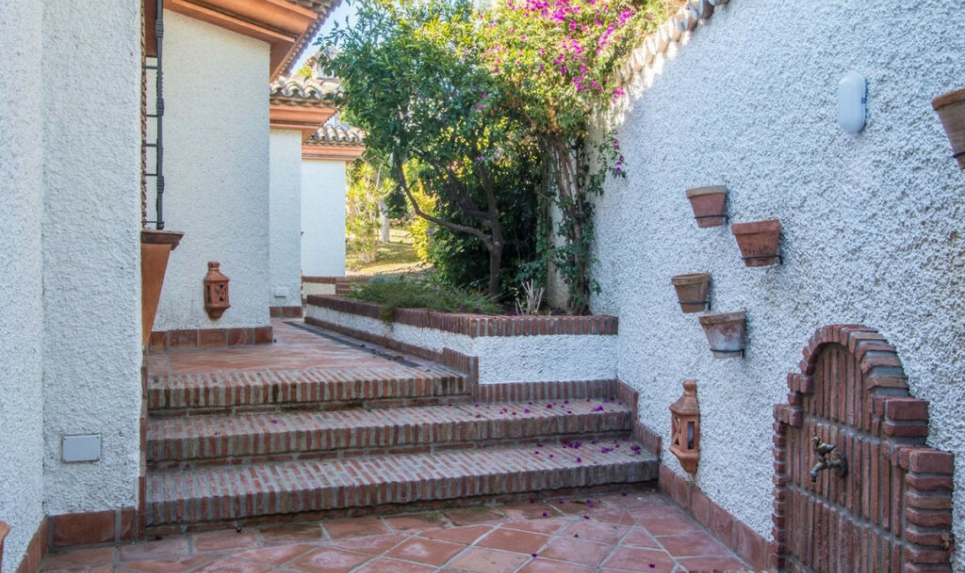 Resale - House -
Costabella