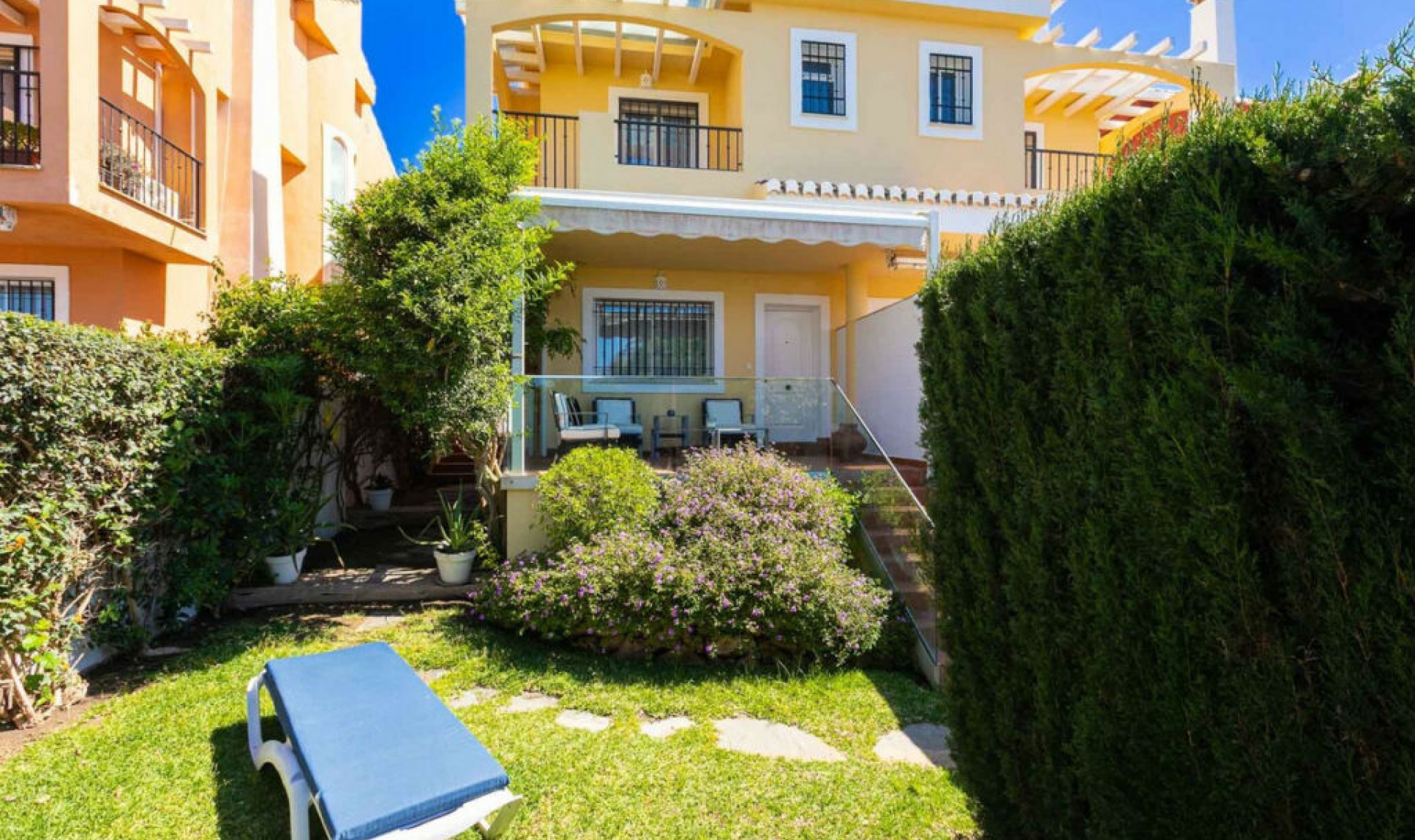 Resale - House -
Costabella