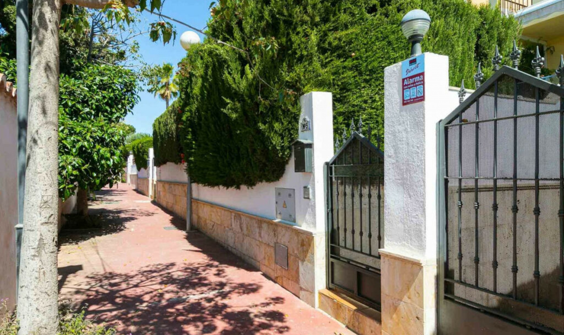 Resale - House -
Costabella