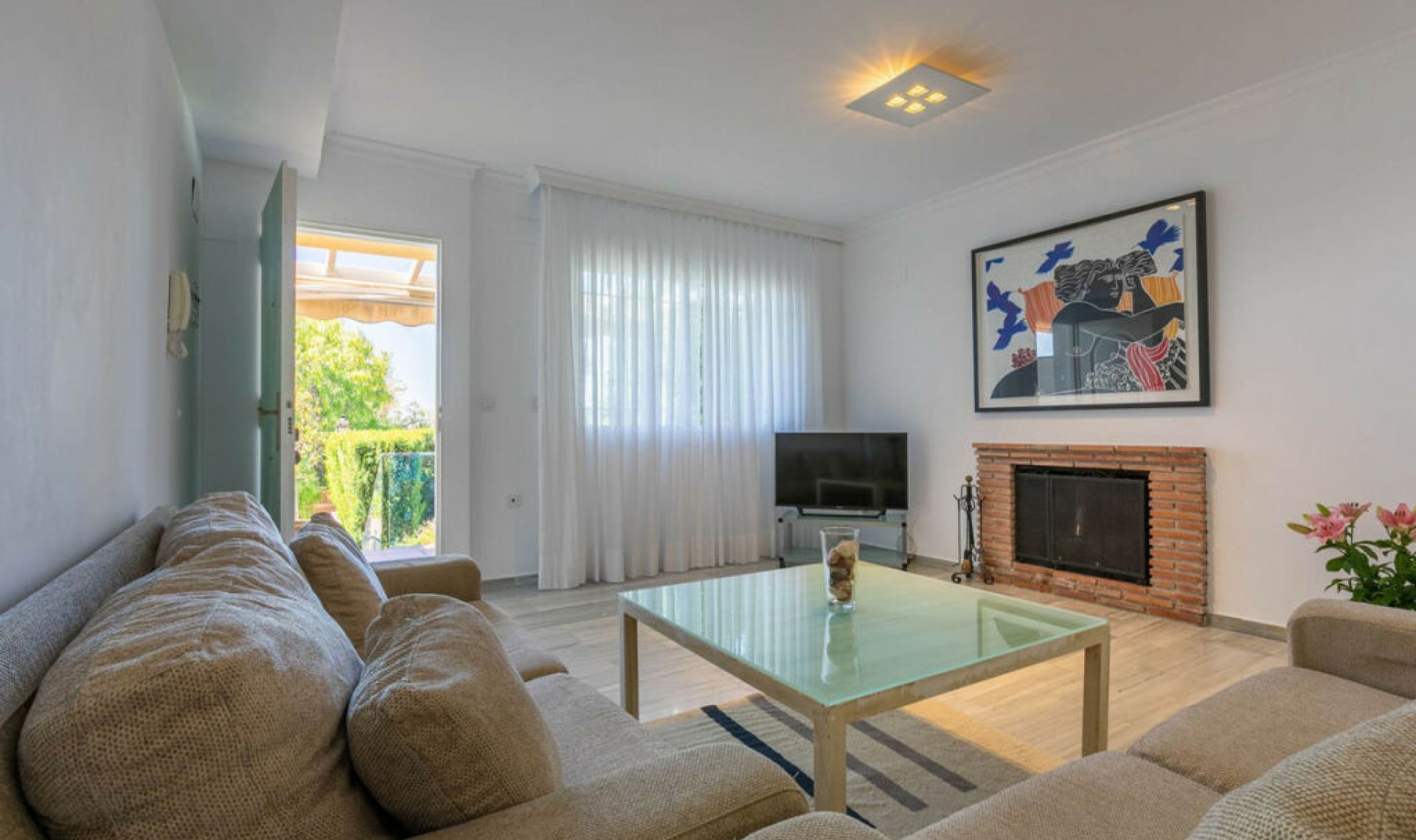 Resale - House -
Costabella