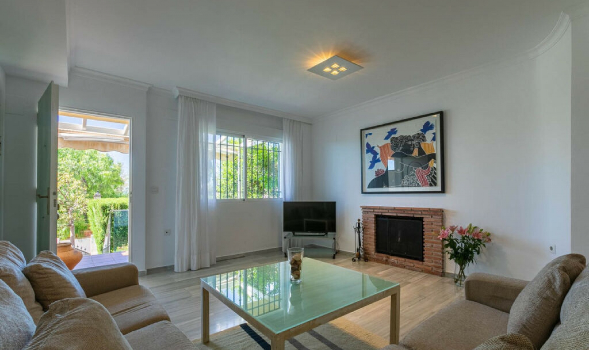 Resale - House -
Costabella