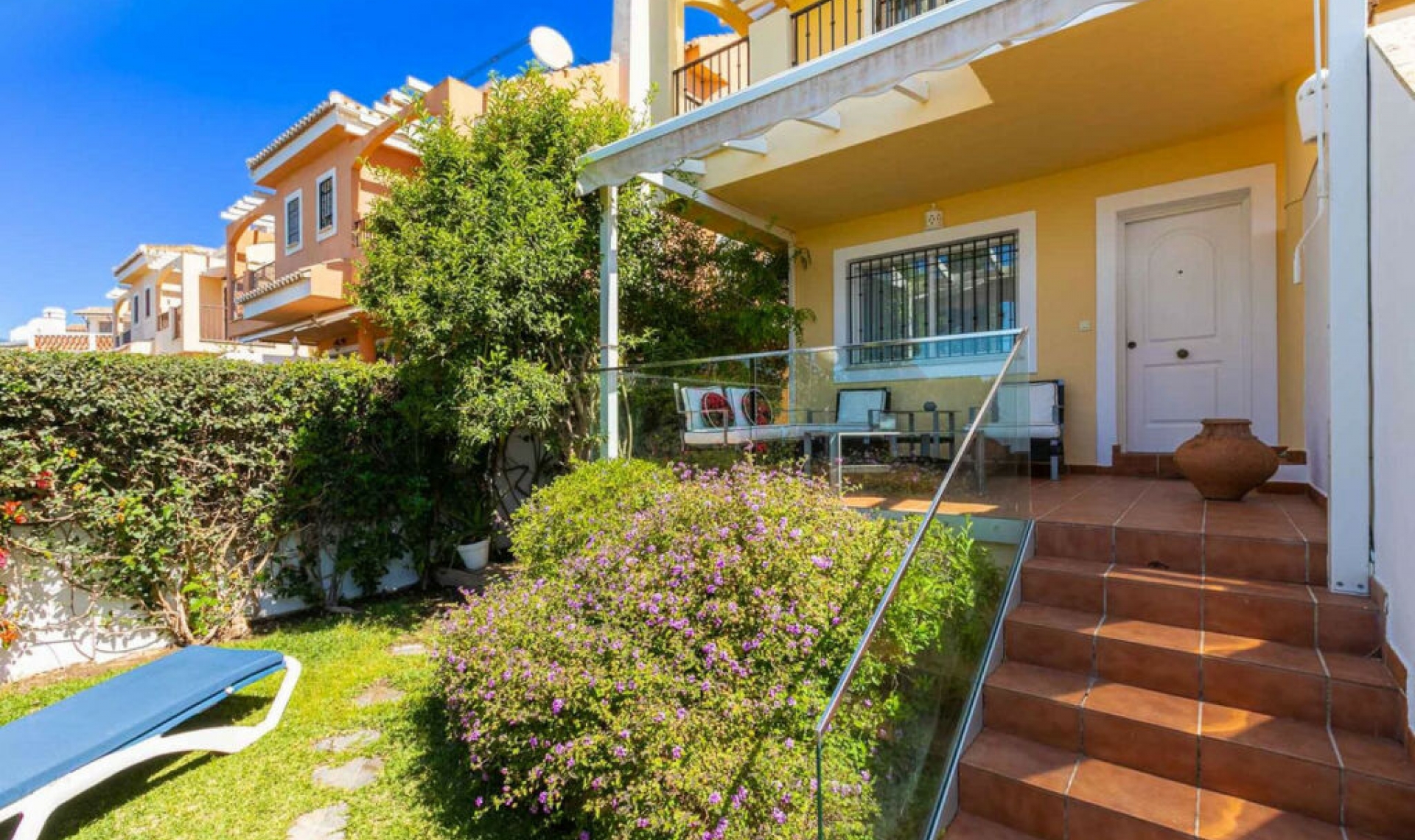 Resale - House -
Costabella