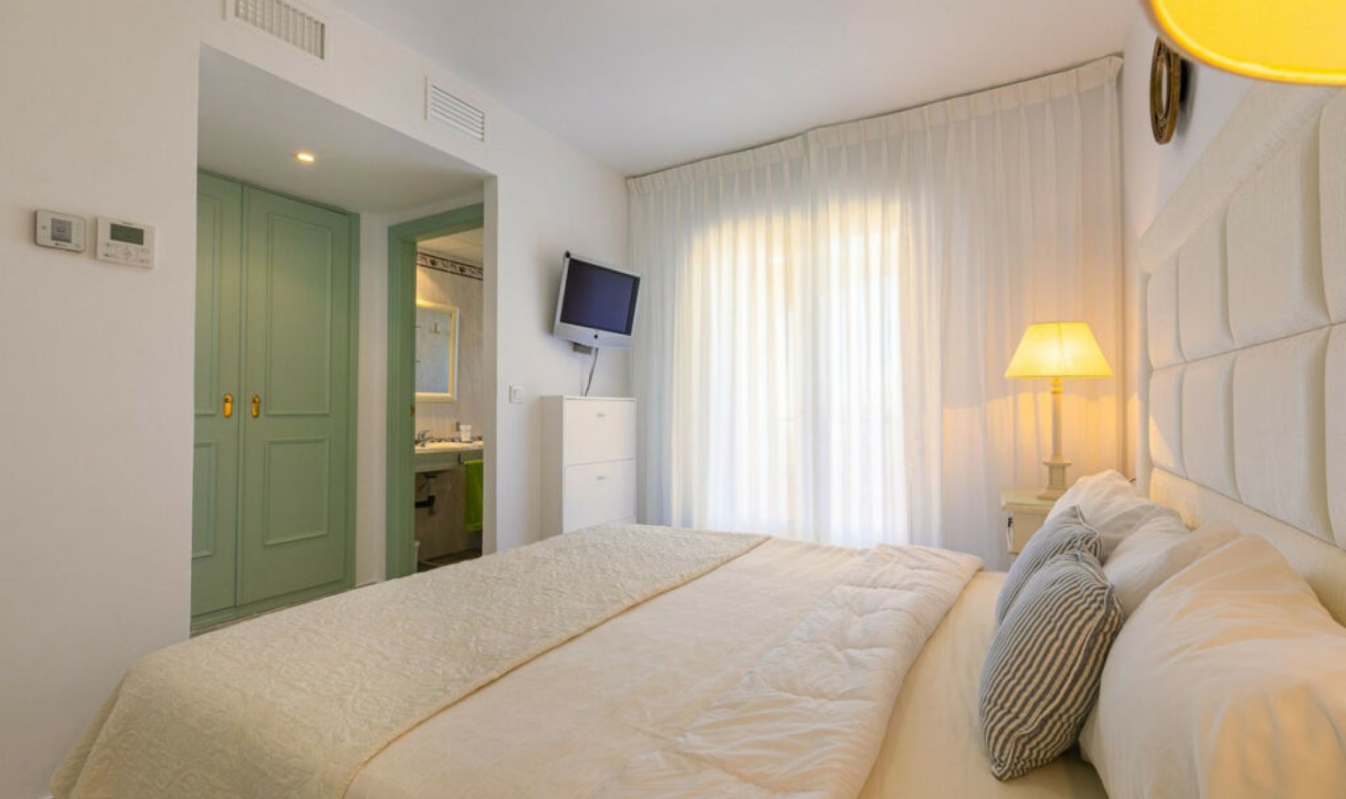 Resale - House -
Costabella