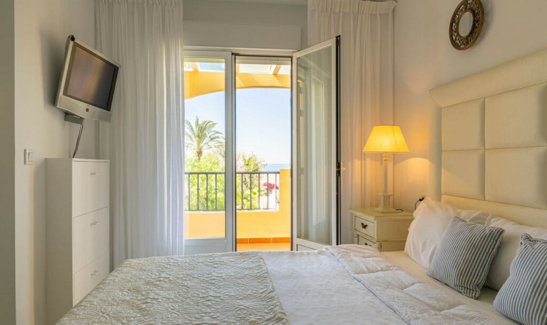Resale - House -
Costabella