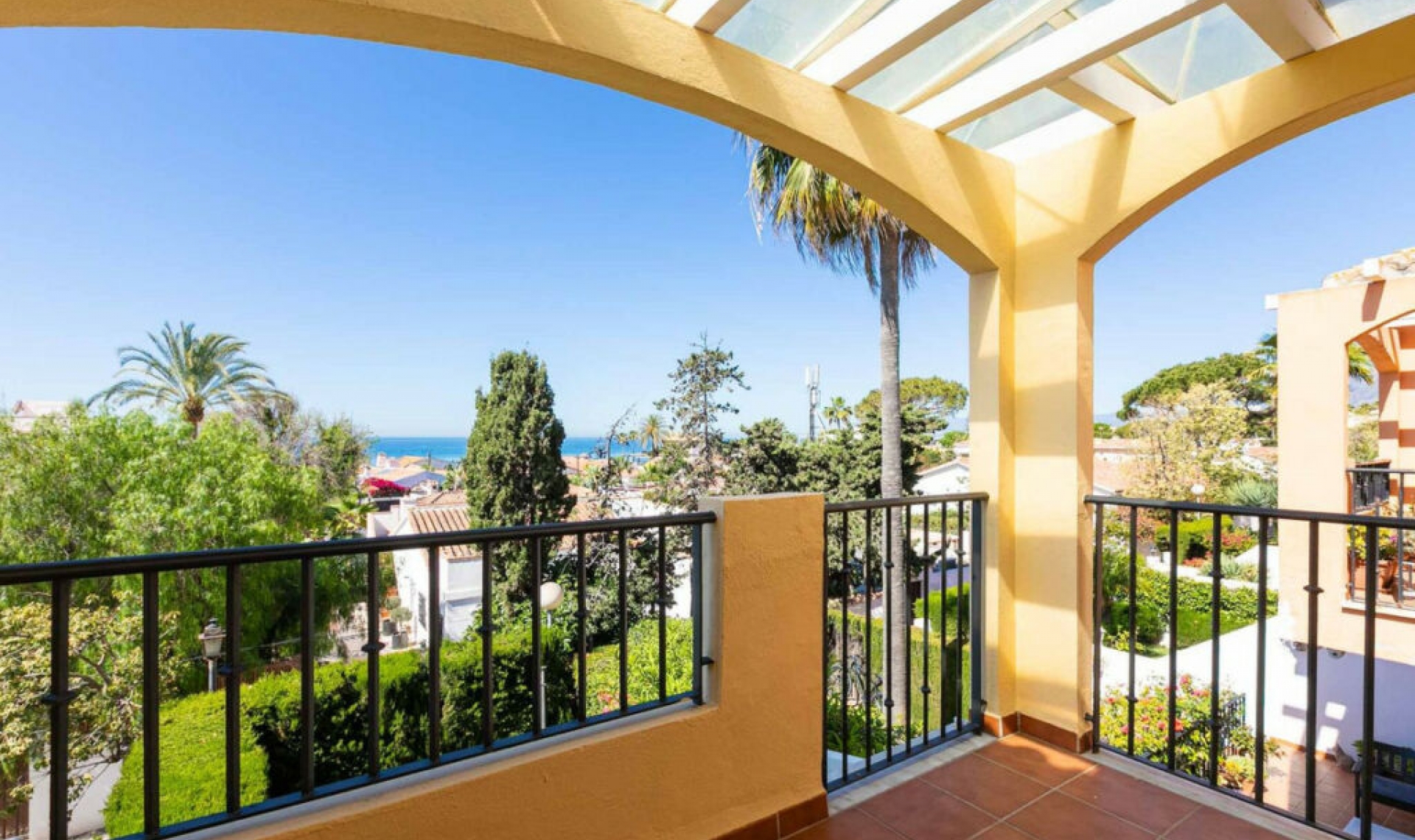 Resale - House -
Costabella