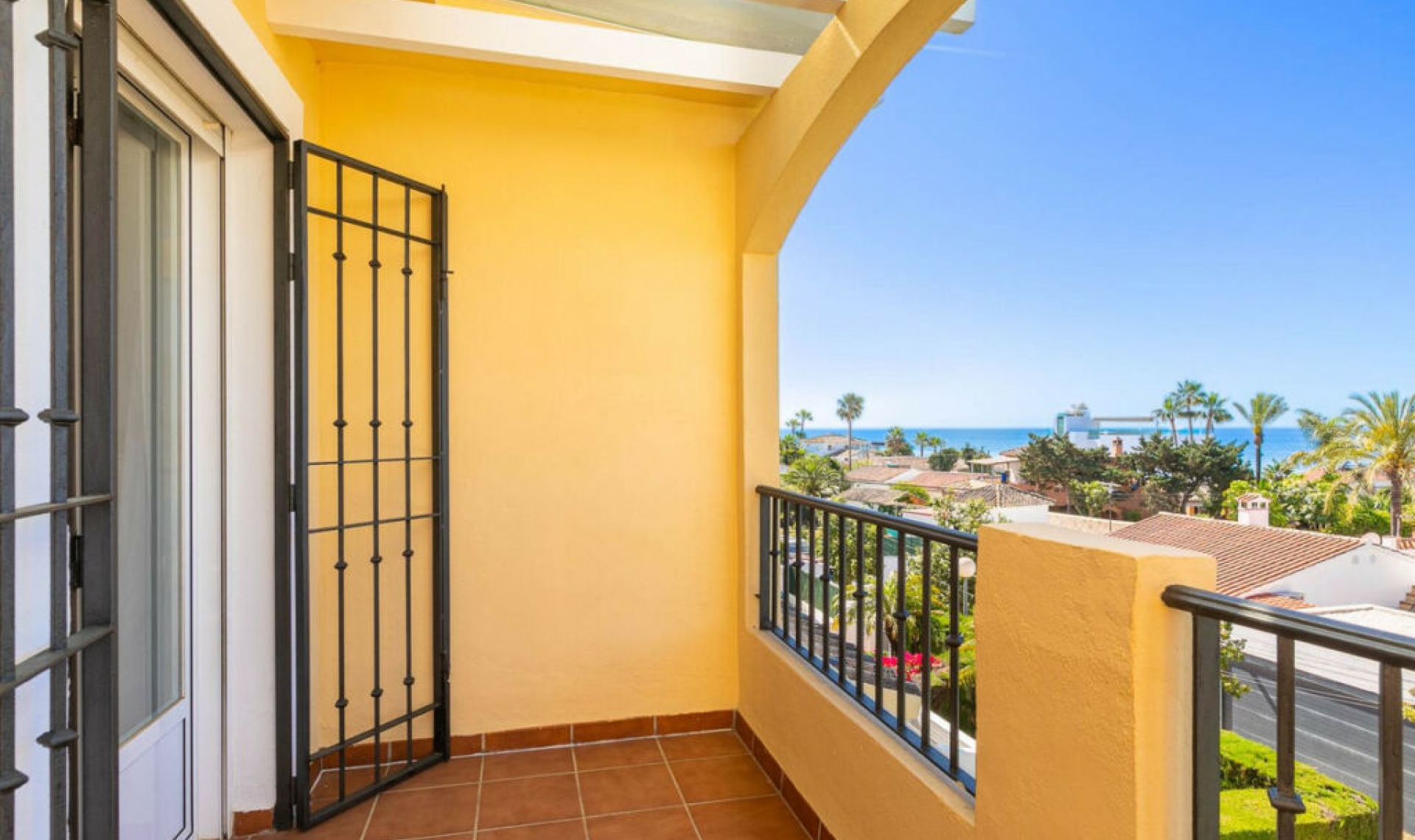Resale - House -
Costabella