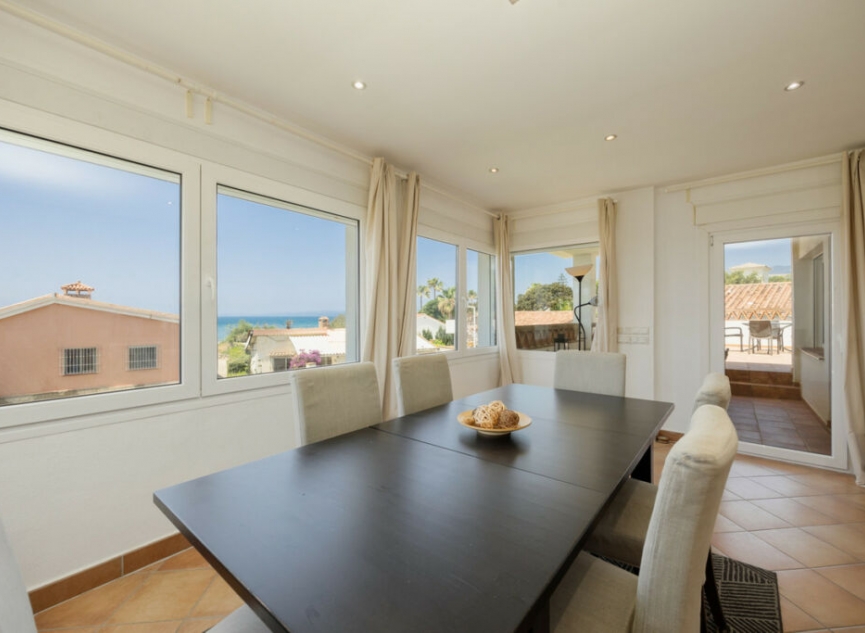Resale - House -
Costabella