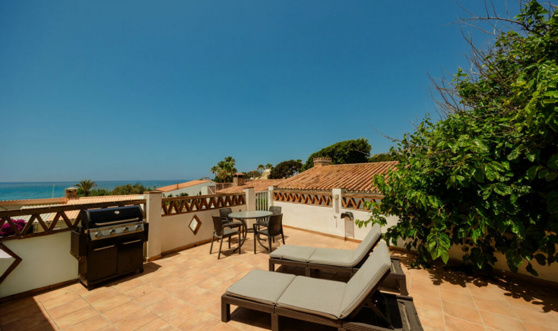 Resale - House -
Costabella