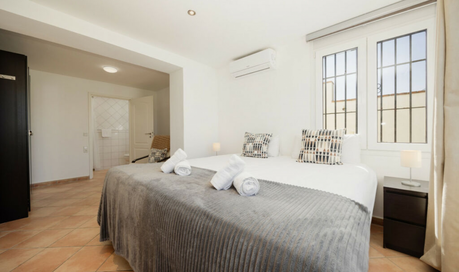 Resale - House -
Costabella