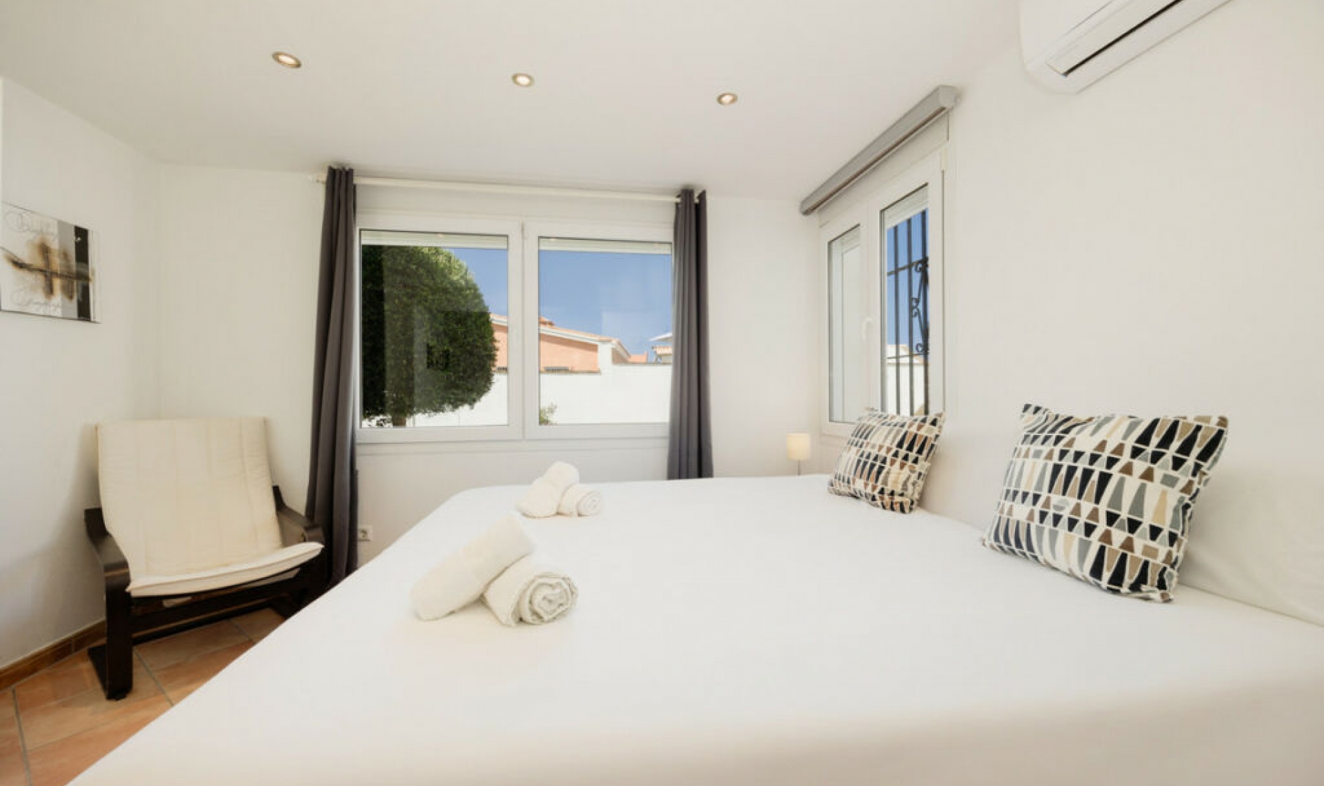 Resale - House -
Costabella