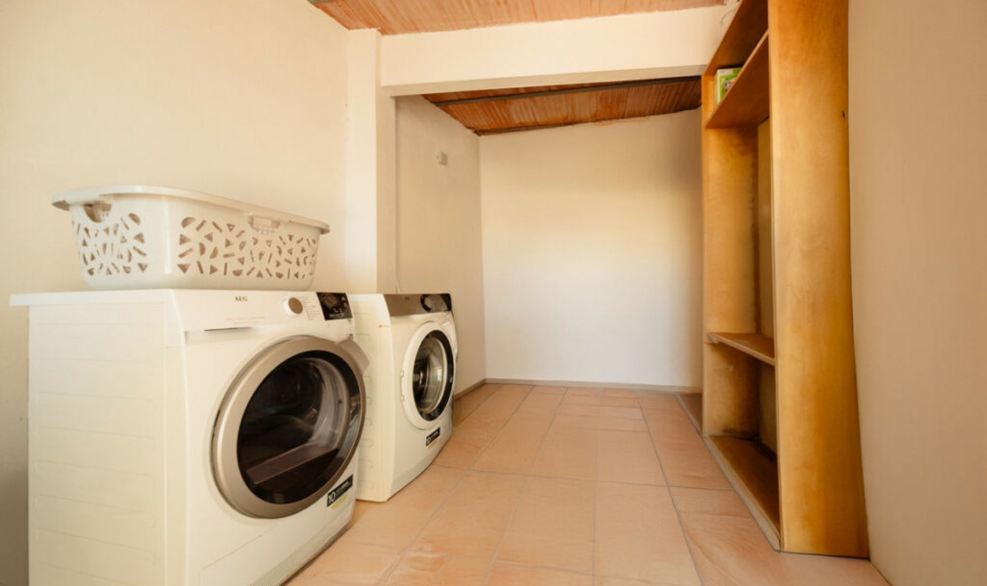 Resale - House -
Costabella