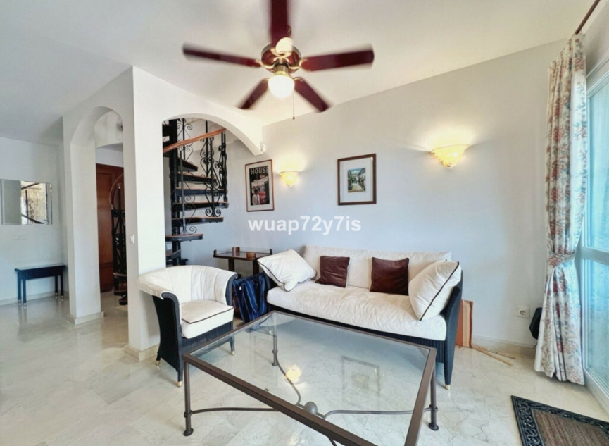 Resale - House -
Costabella