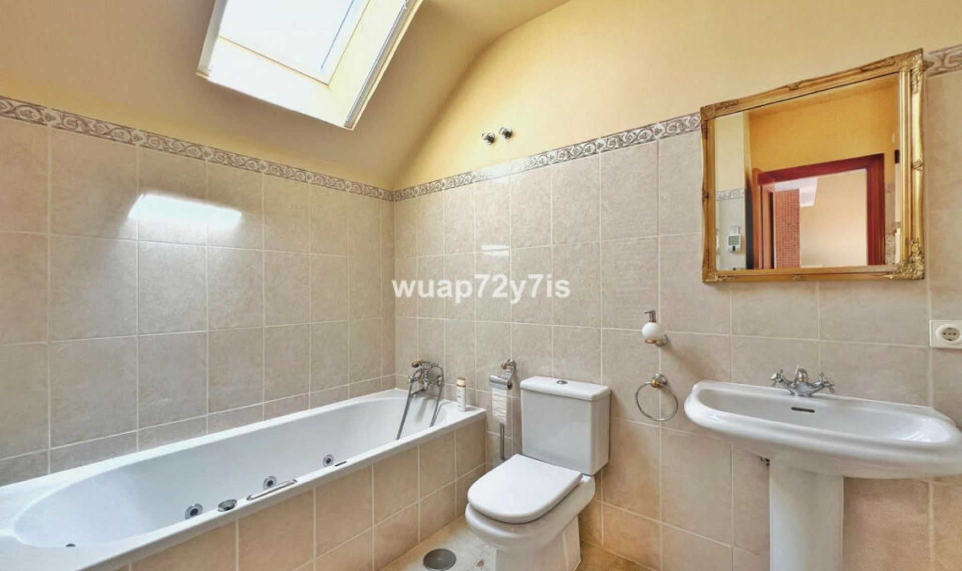 Resale - House -
Costabella