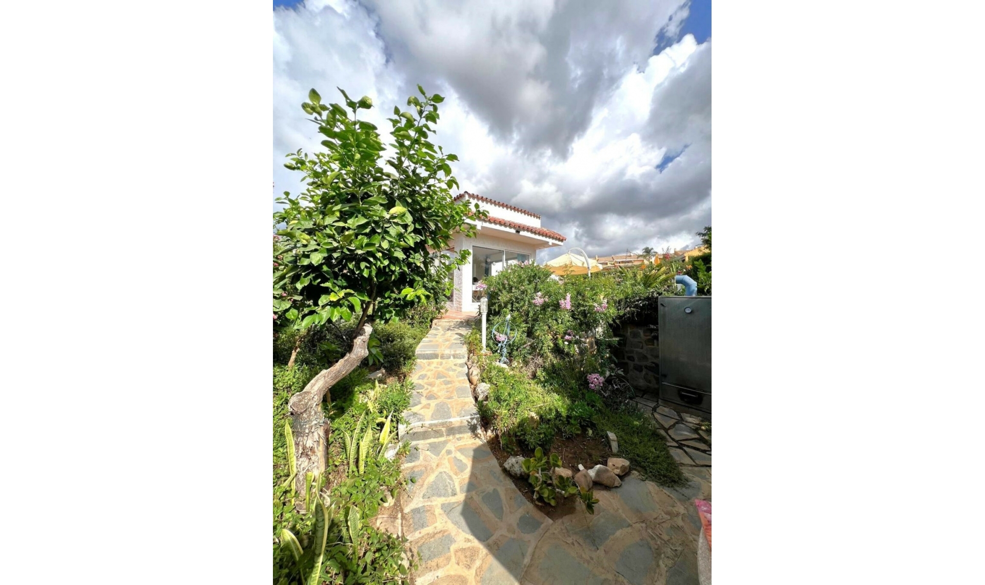 Resale - House -
Costabella