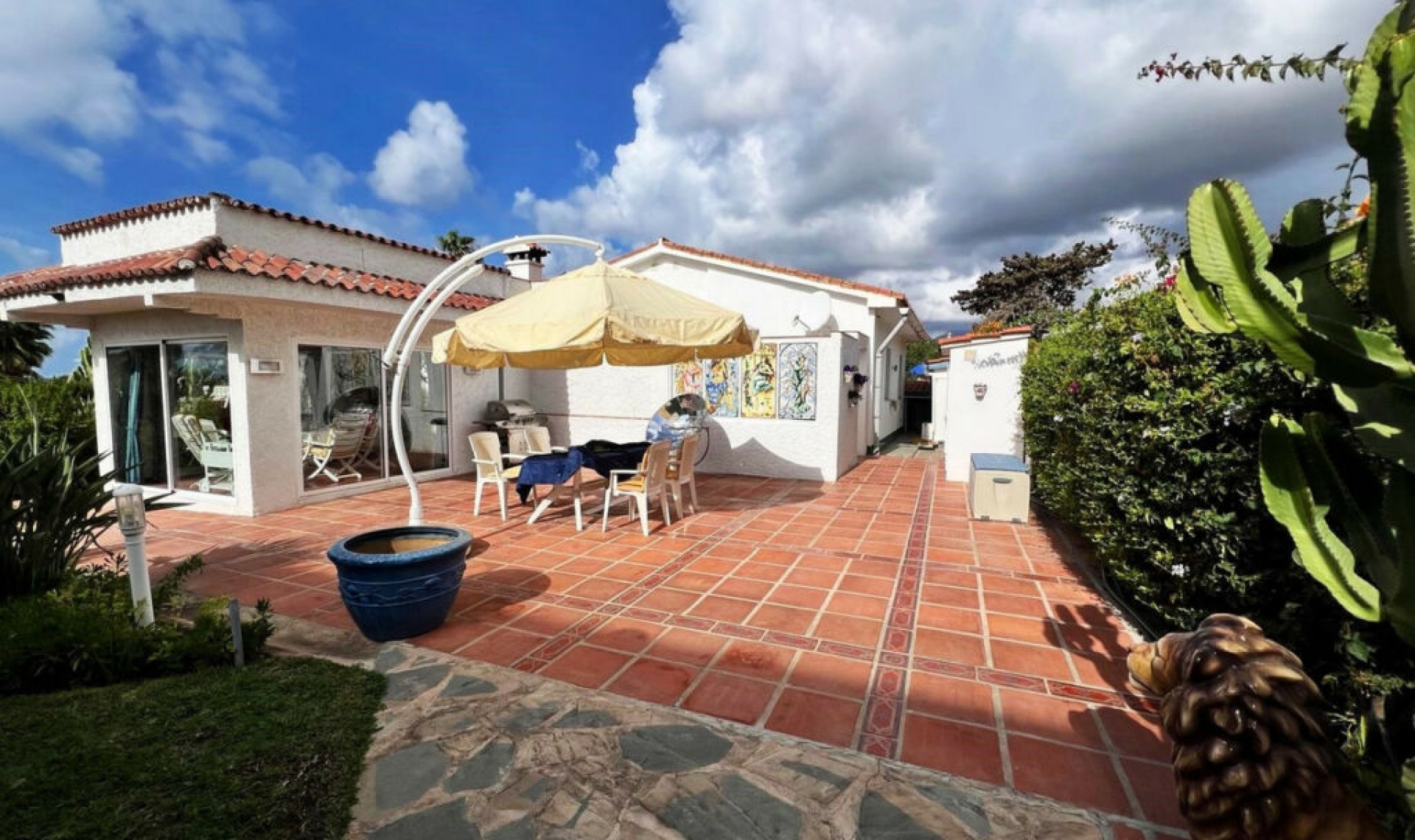 Resale - House -
Costabella