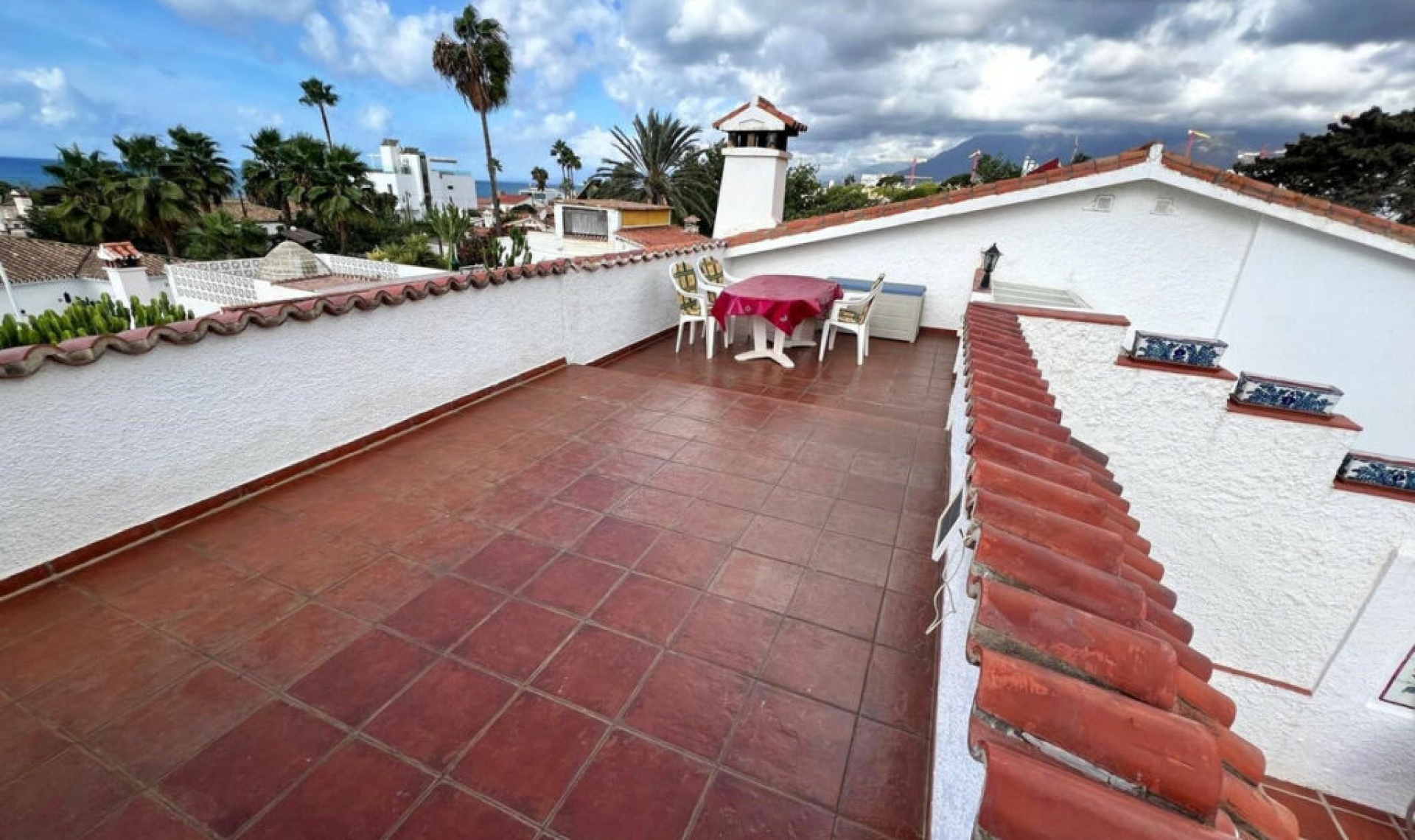 Resale - House -
Costabella