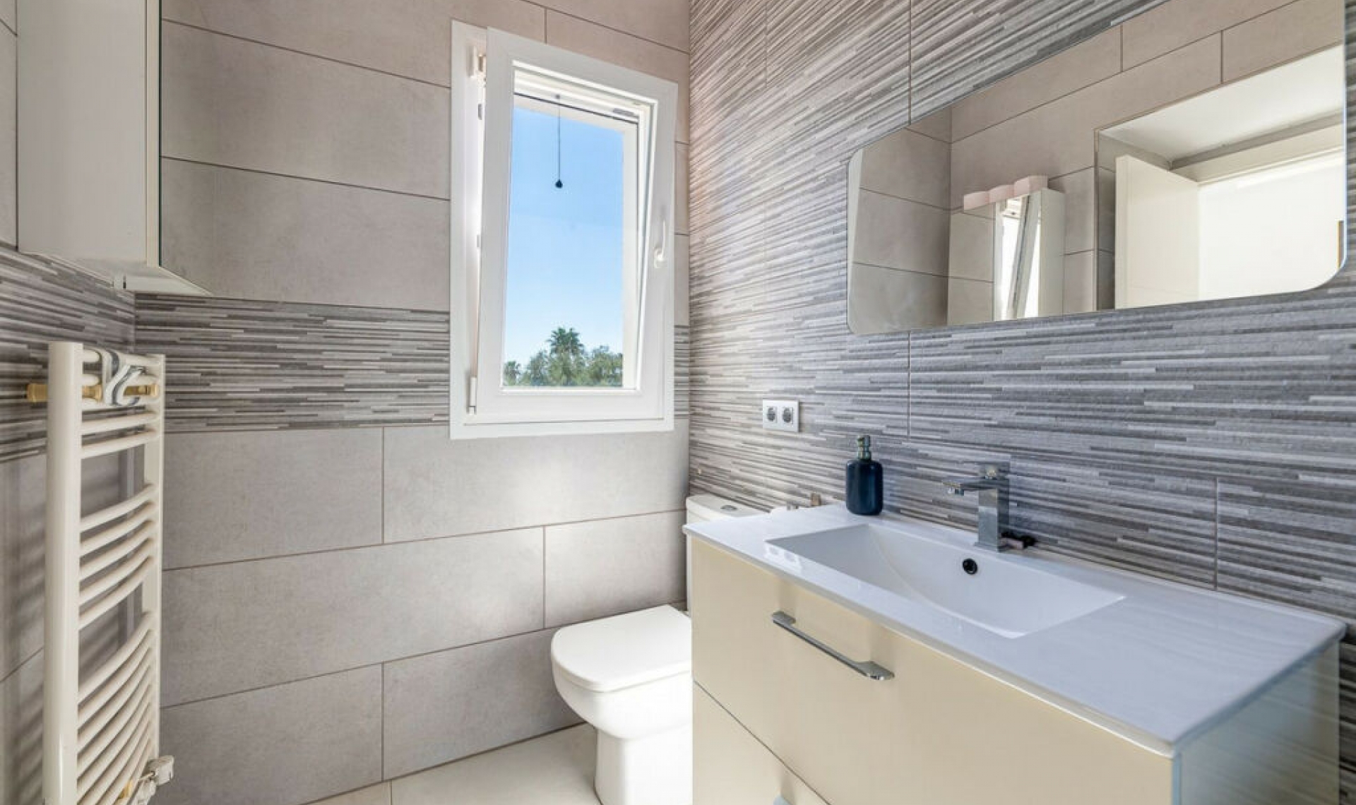 Resale - House -
Costalita