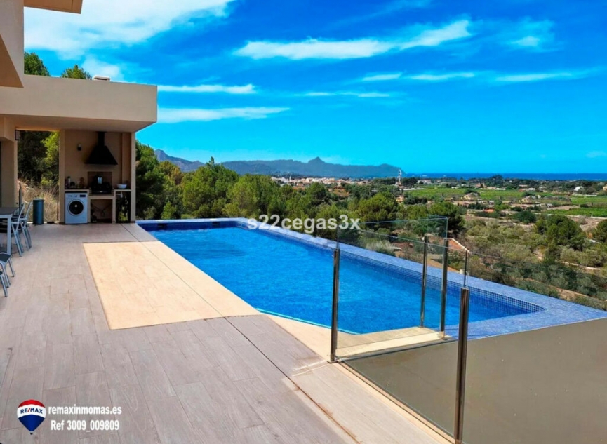 Resale - House -
Denia
