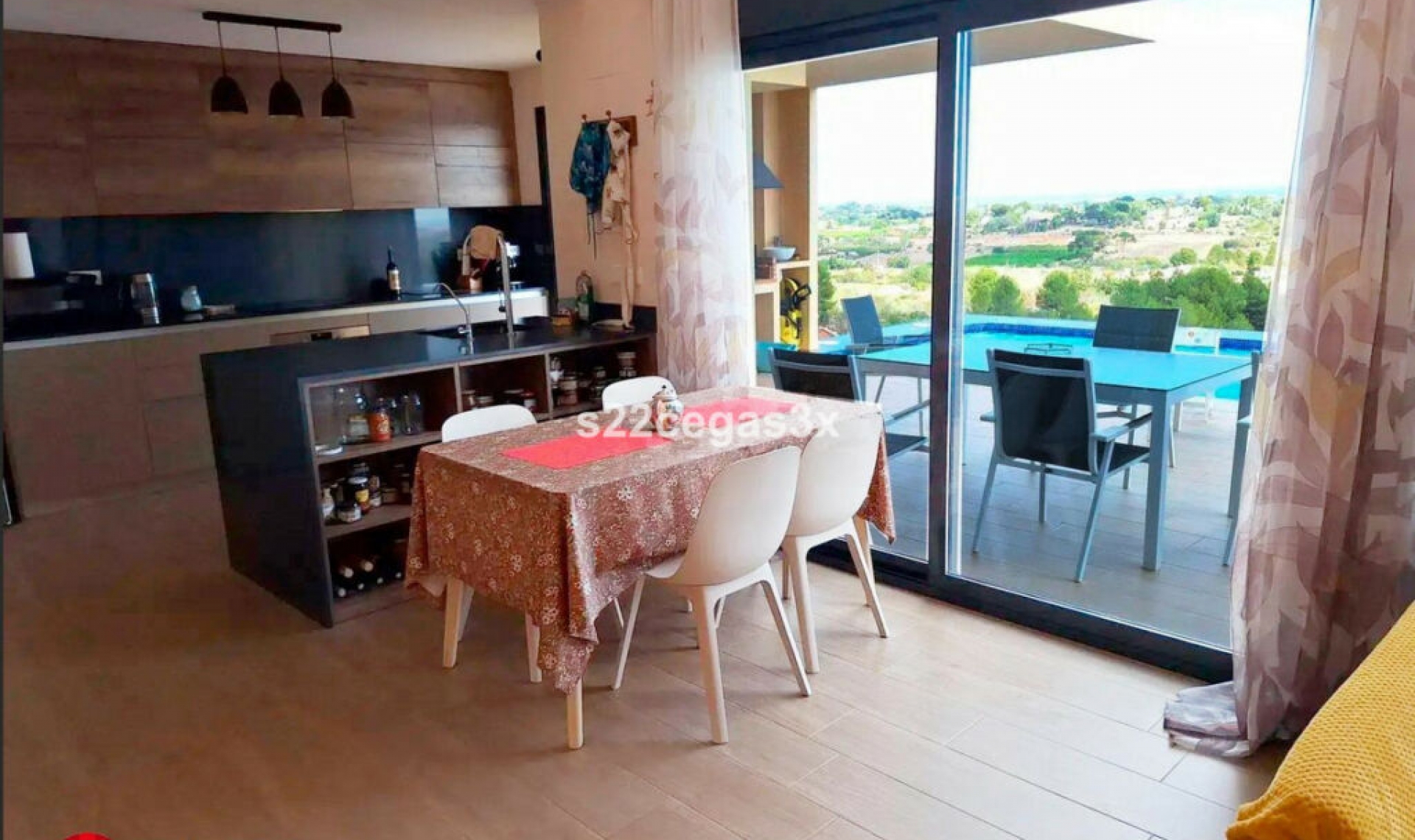 Resale - House -
Denia