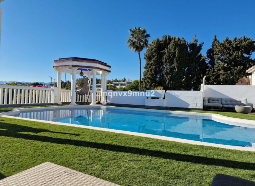 Resale - House -
El Chaparral