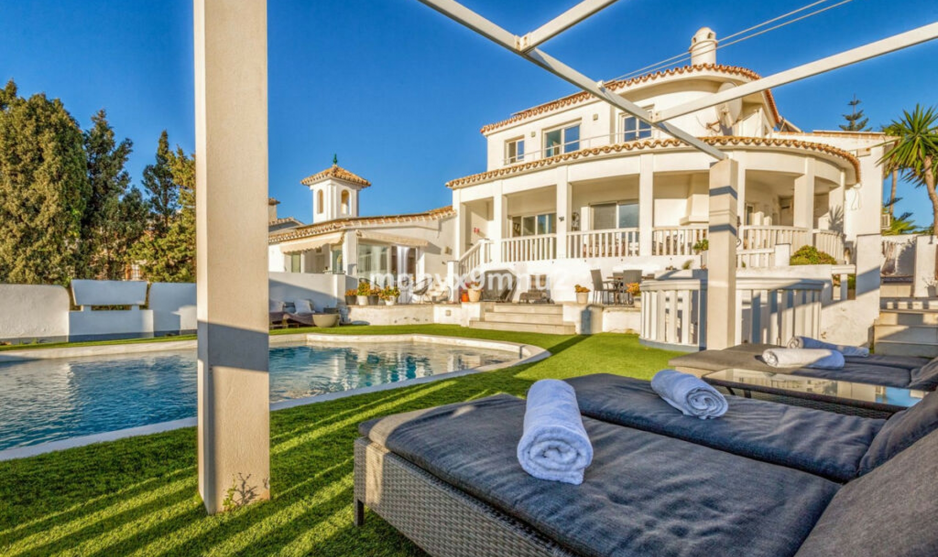 Resale - House -
El Chaparral