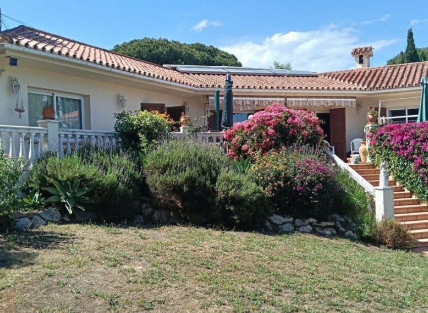 Resale - House -
El Chaparral