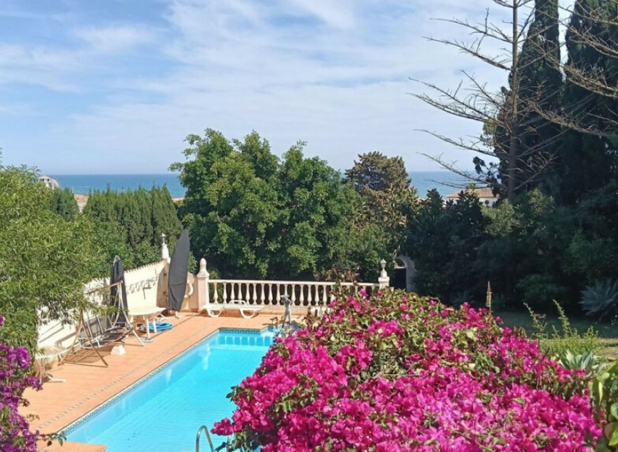 Resale - House -
El Chaparral