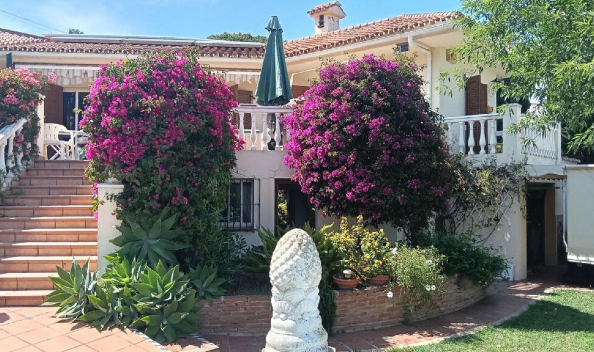 Resale - House -
El Chaparral