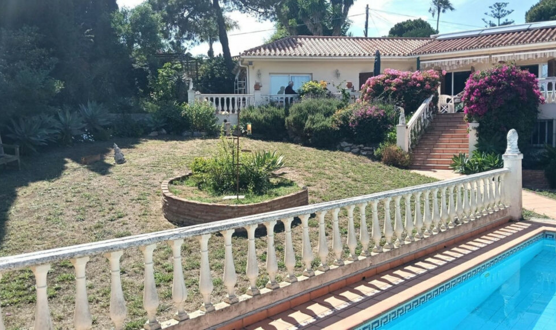 Resale - House -
El Chaparral