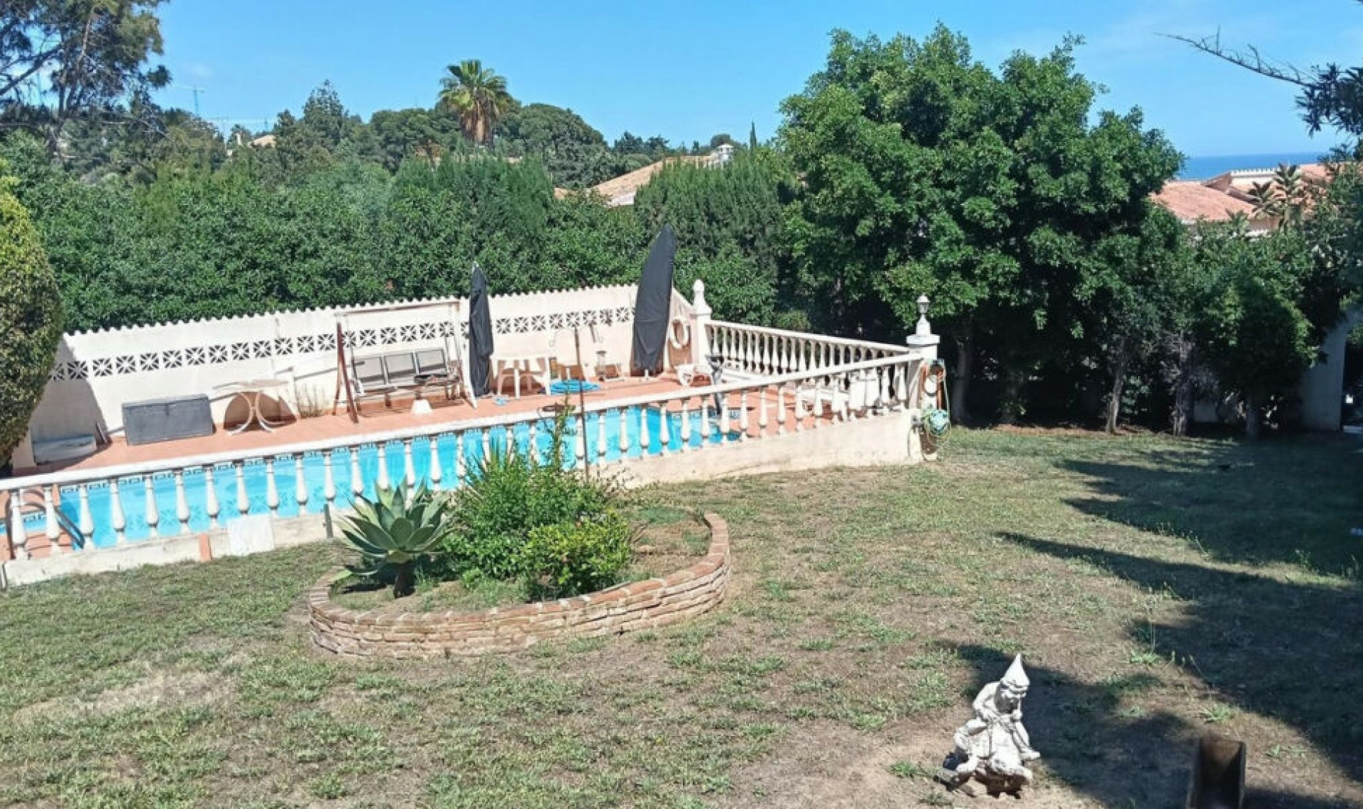Resale - House -
El Chaparral