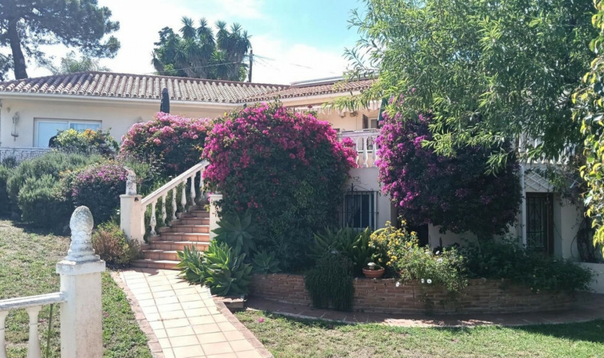 Resale - House -
El Chaparral