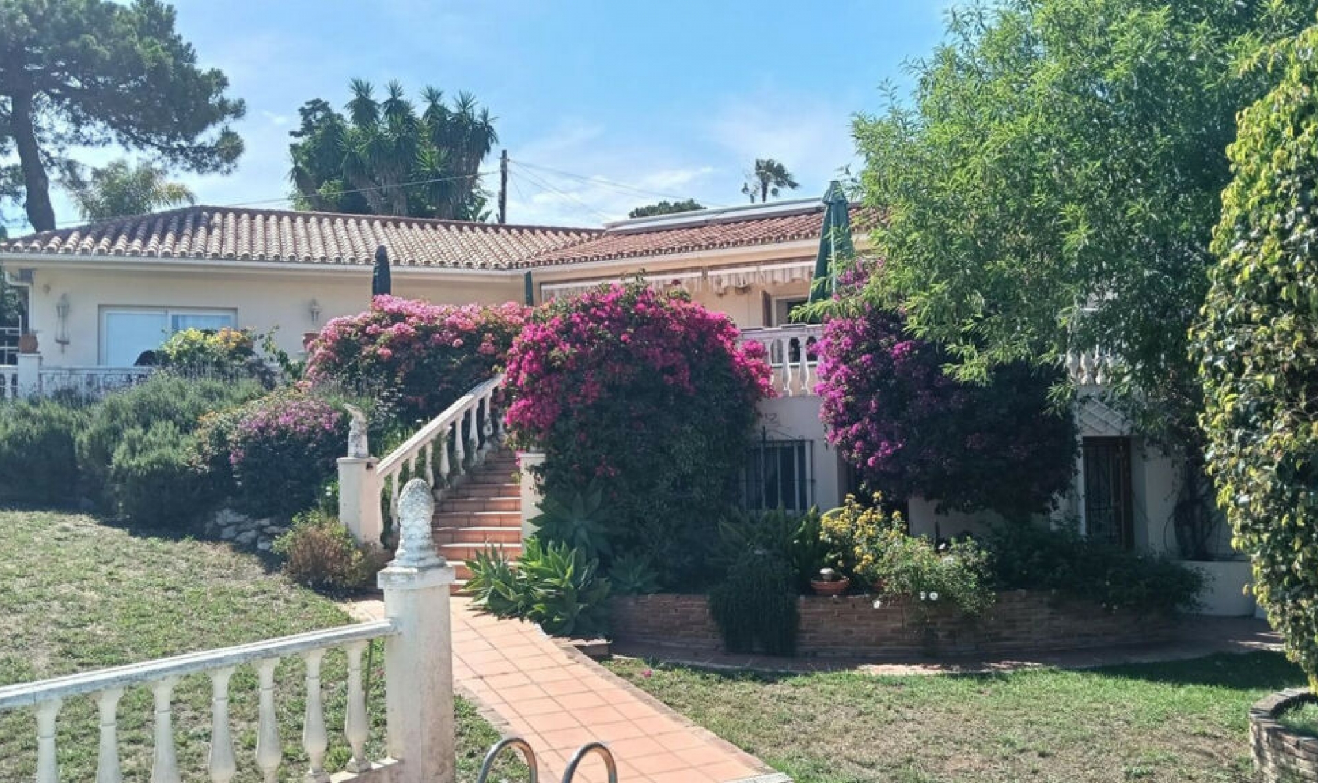 Resale - House -
El Chaparral