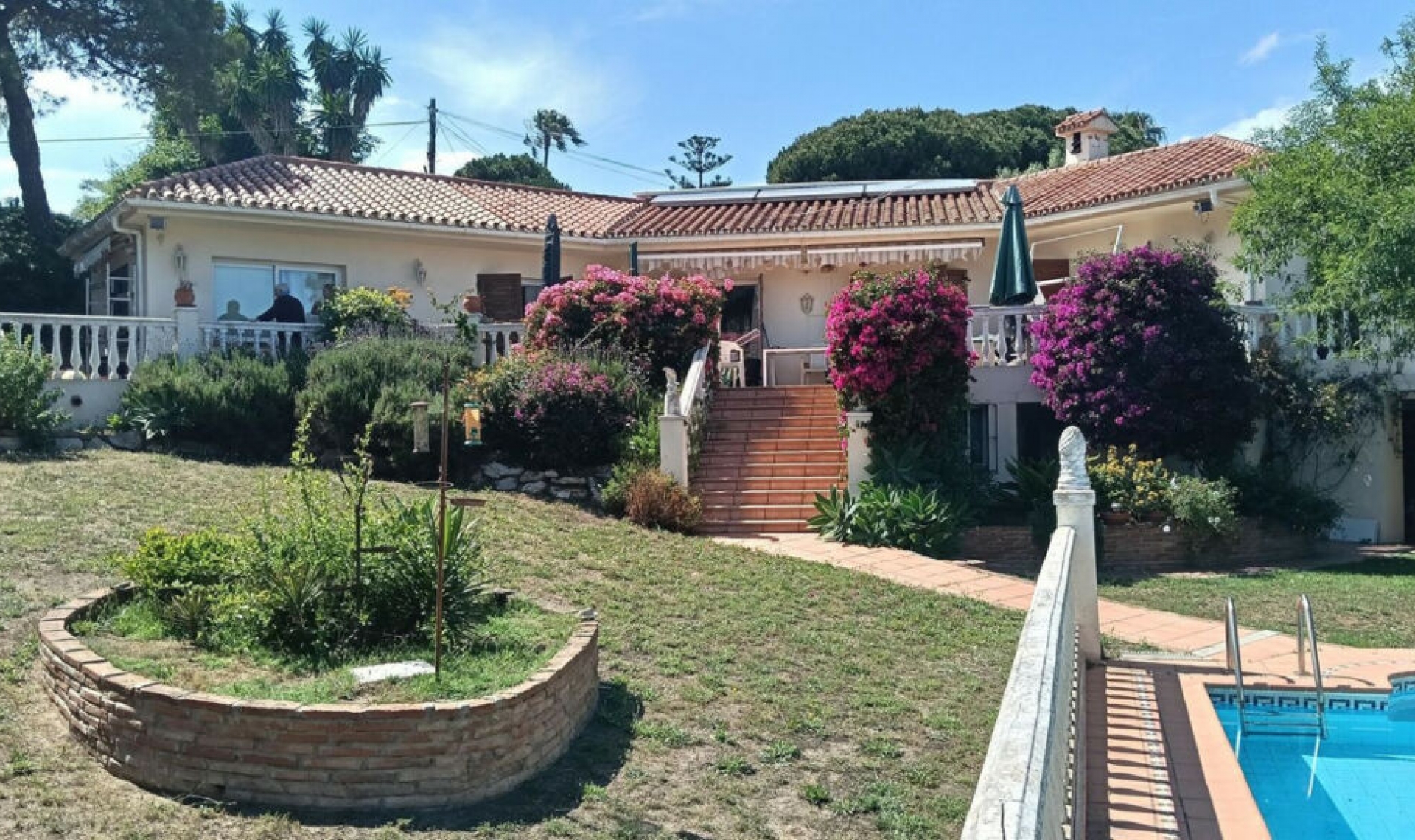 Resale - House -
El Chaparral