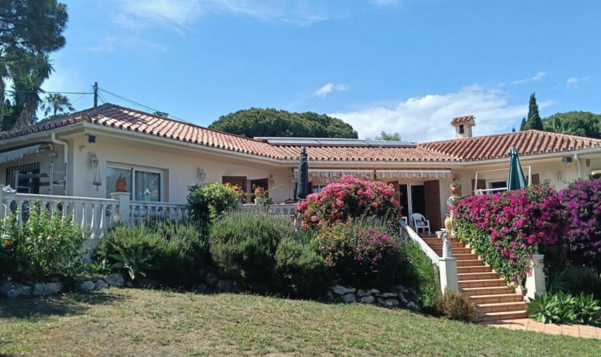 Resale - House -
El Chaparral
