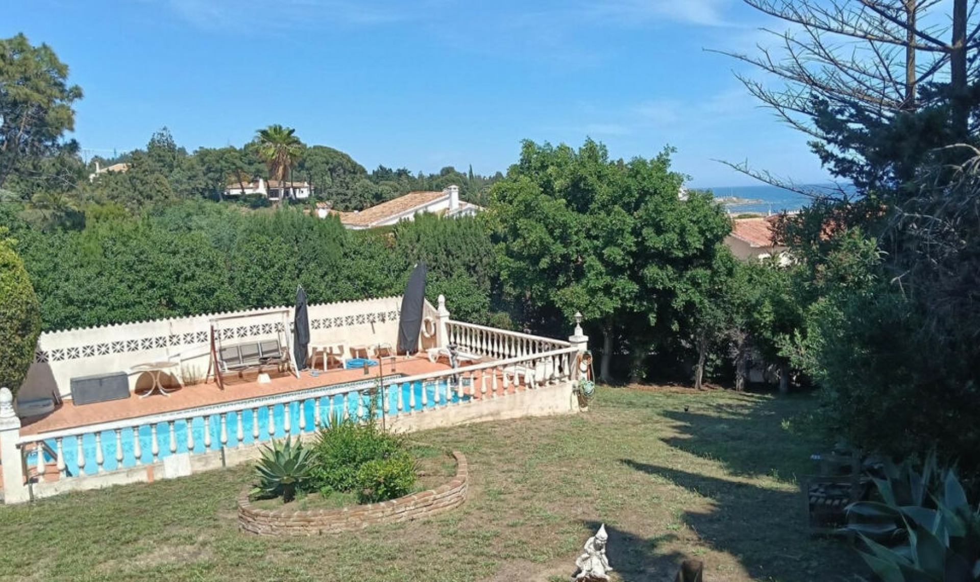 Resale - House -
El Chaparral