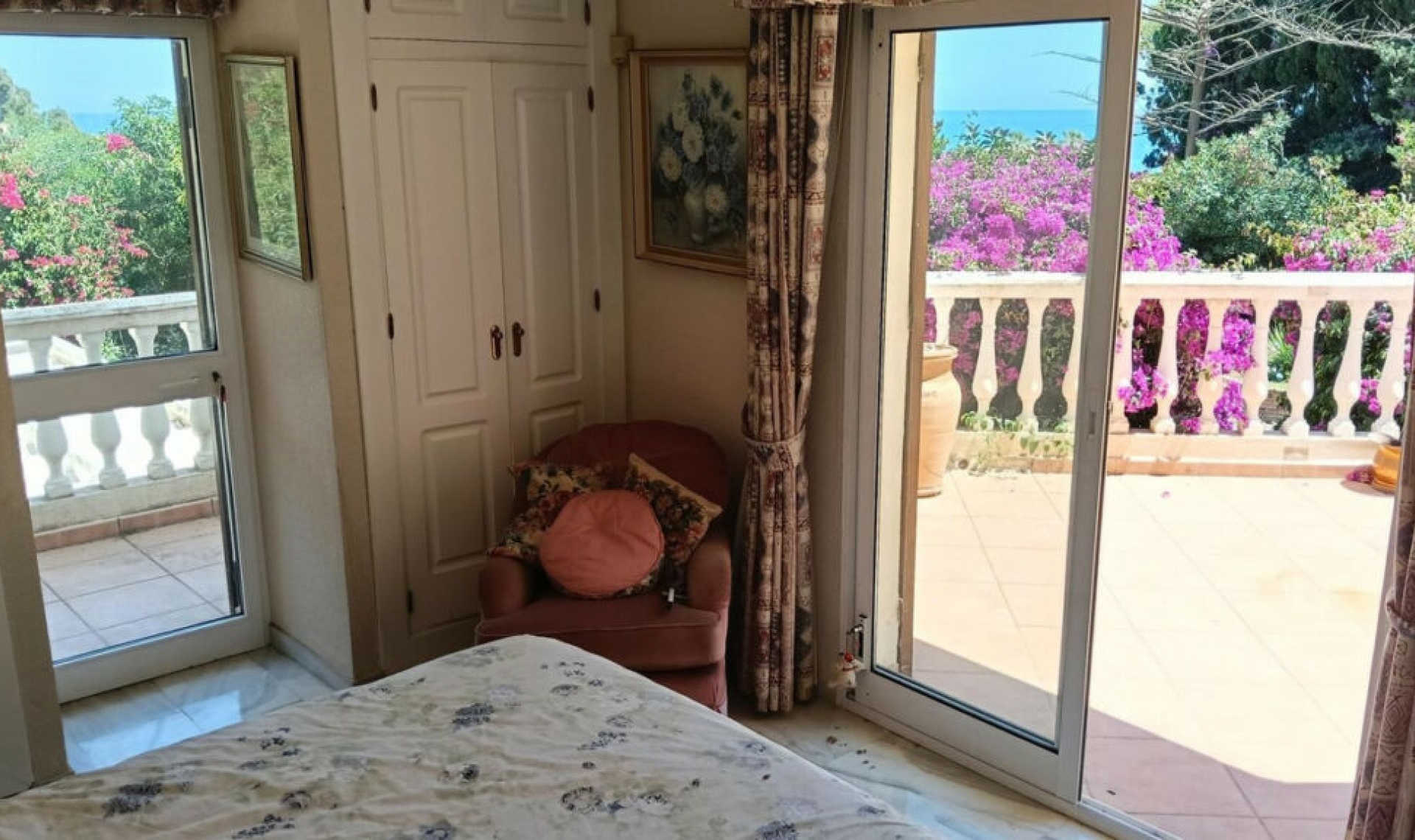 Resale - House -
El Chaparral