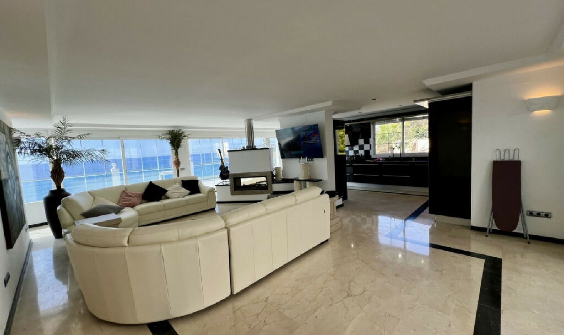 Resale - House -
El Chaparral