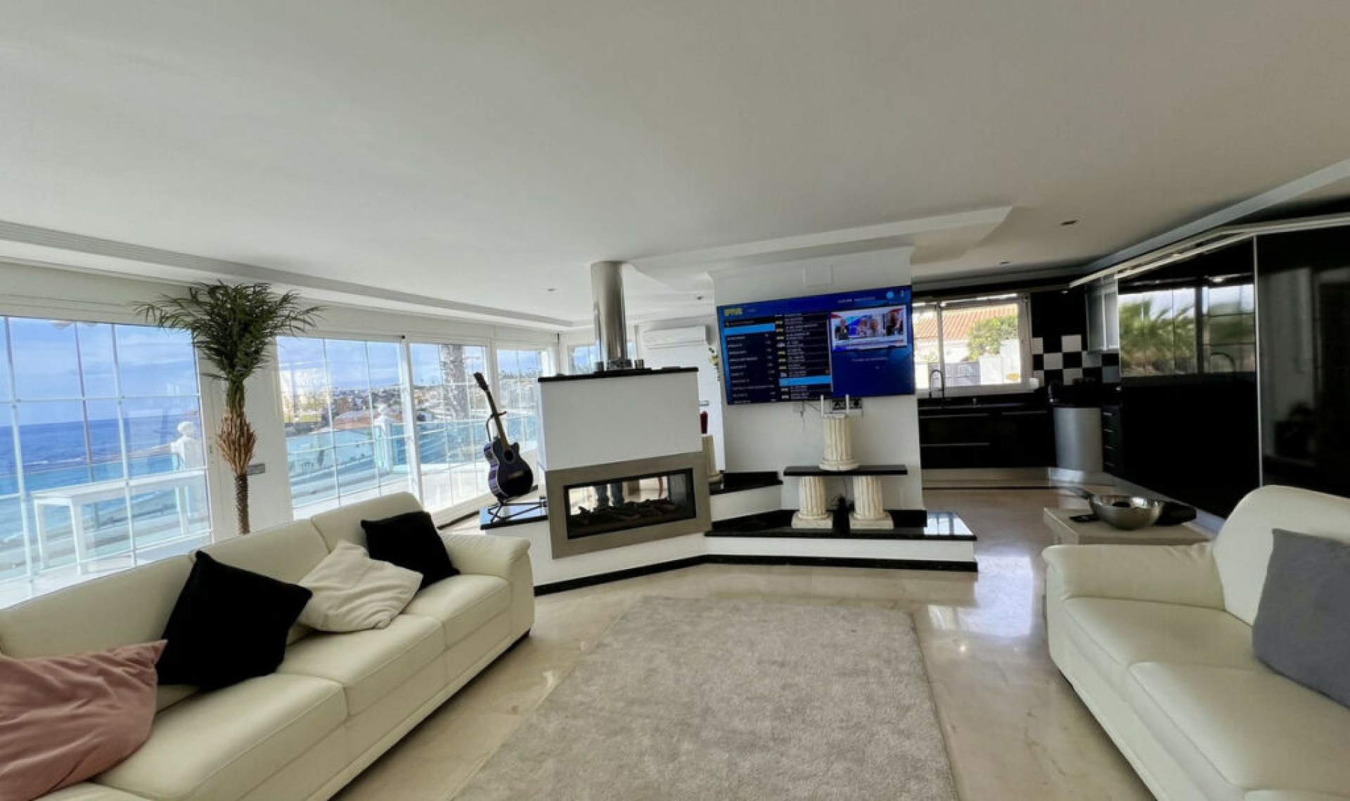 Resale - House -
El Chaparral