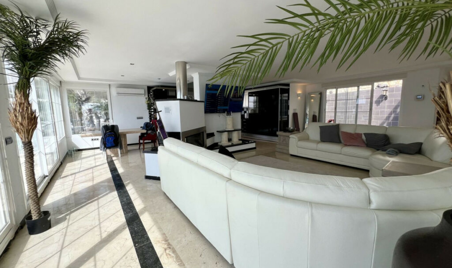 Resale - House -
El Chaparral