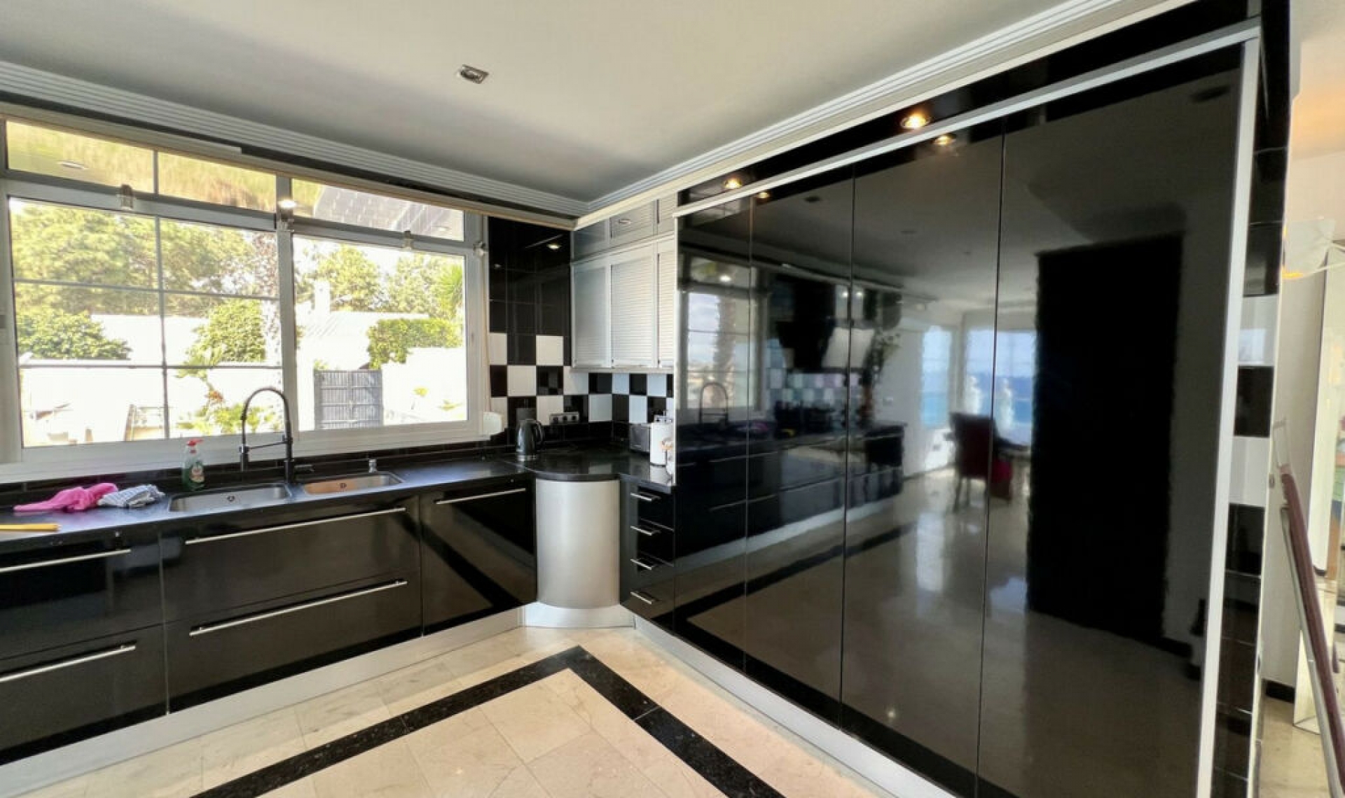 Resale - House -
El Chaparral