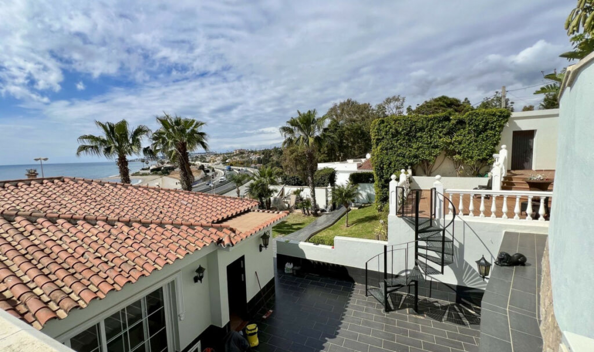 Resale - House -
El Chaparral