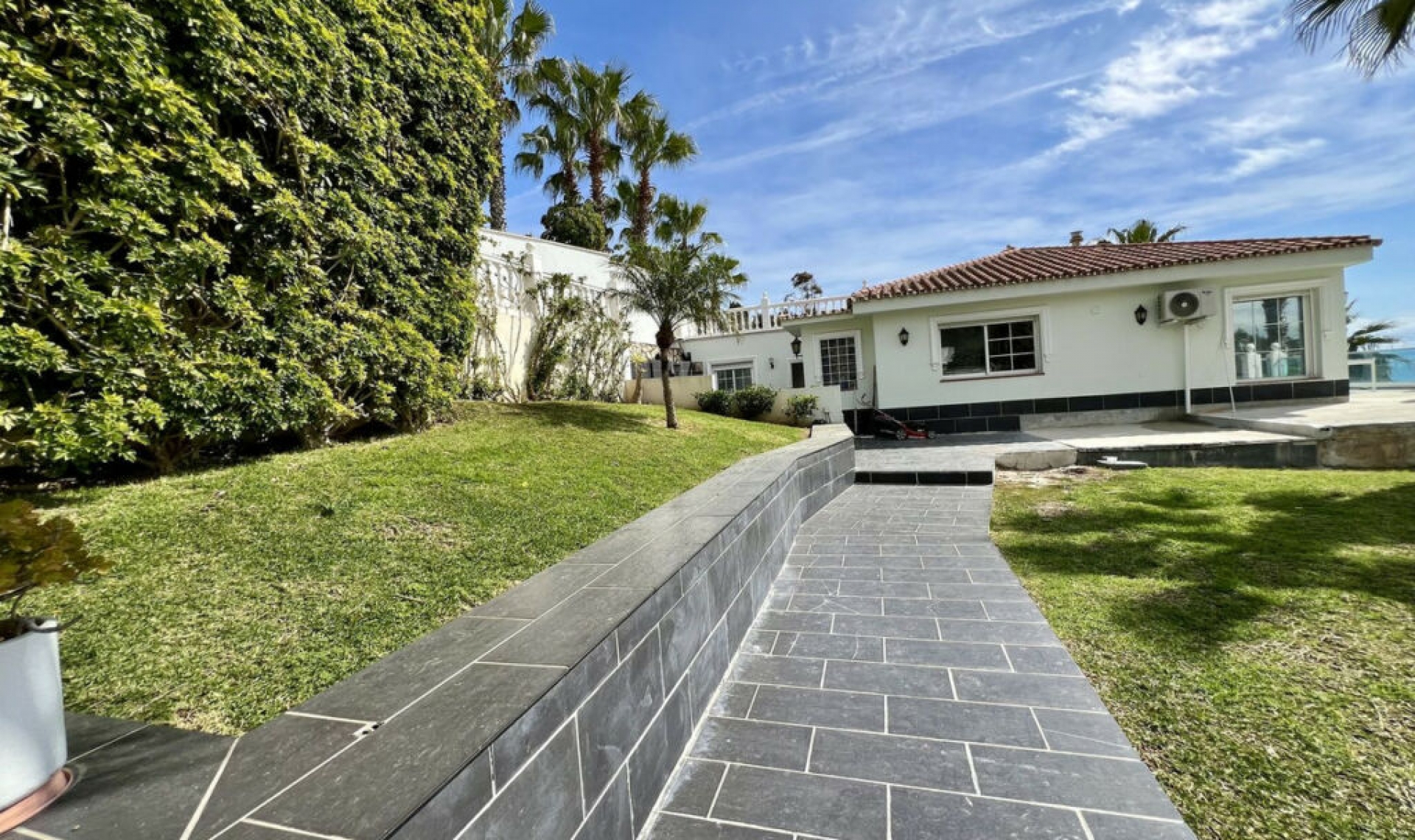 Resale - House -
El Chaparral