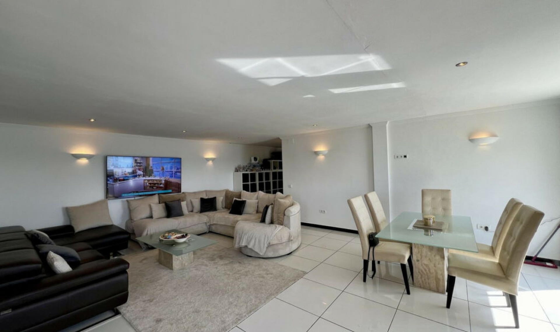 Resale - House -
El Chaparral