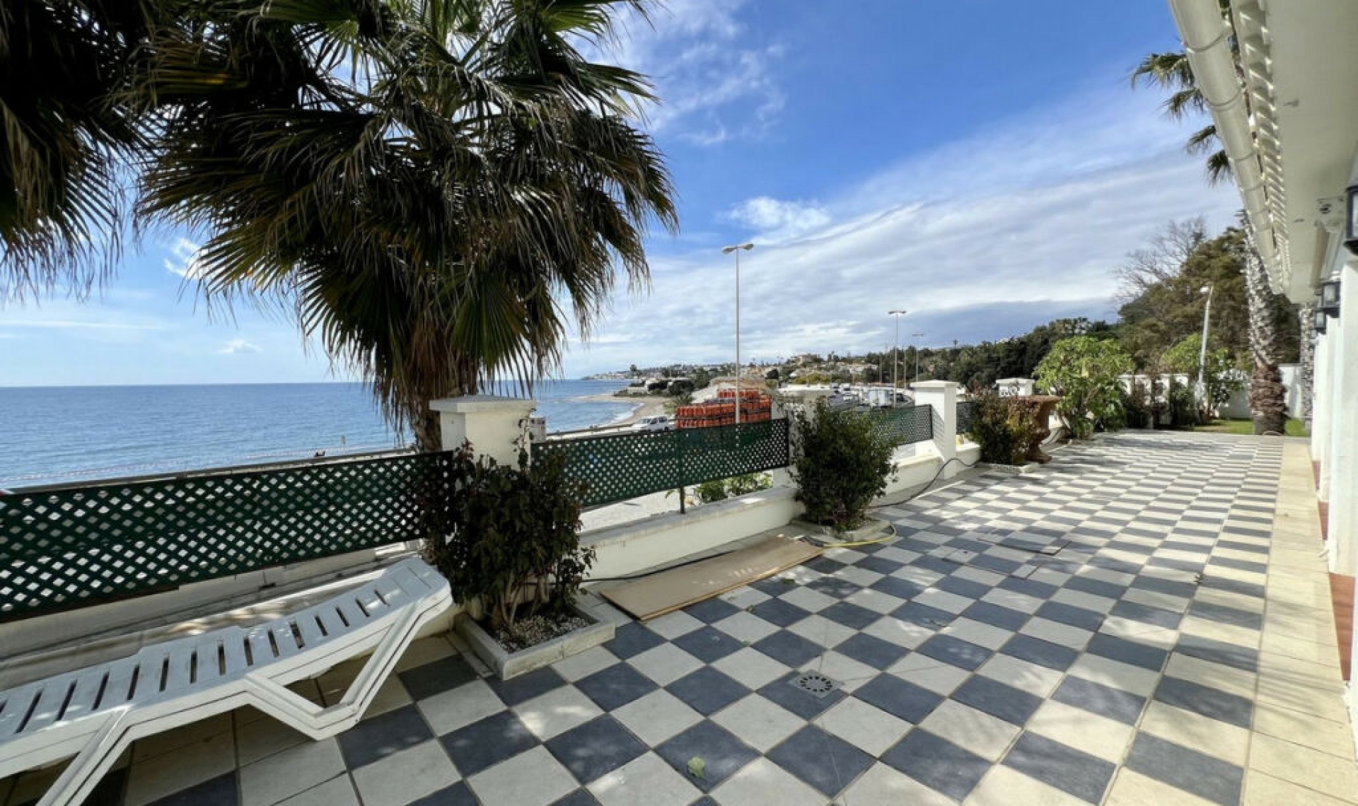 Resale - House -
El Chaparral