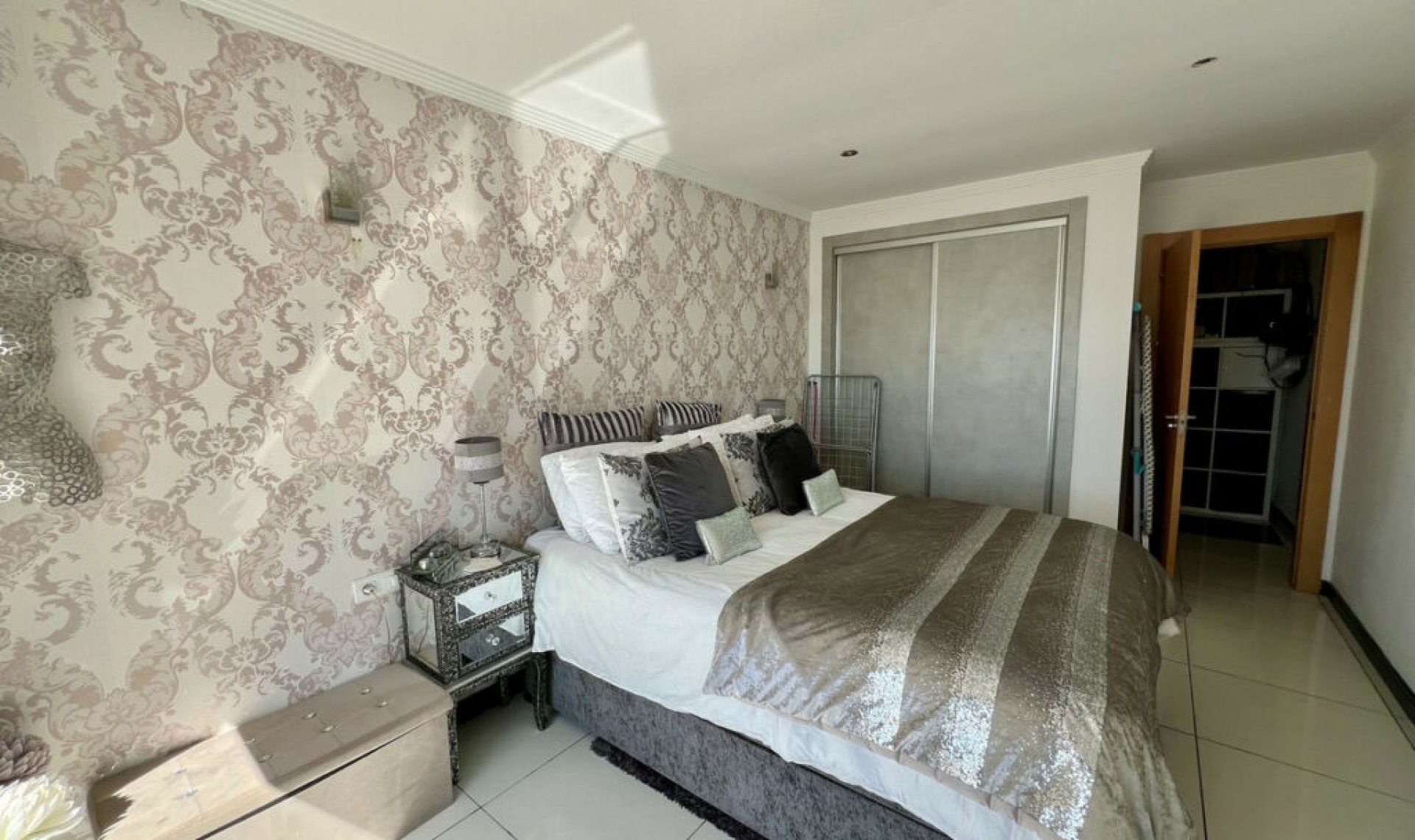 Resale - House -
El Chaparral