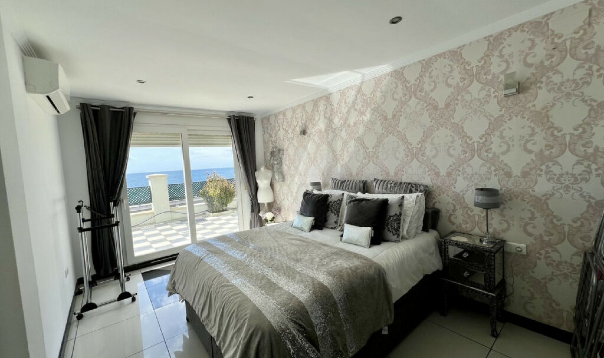 Resale - House -
El Chaparral