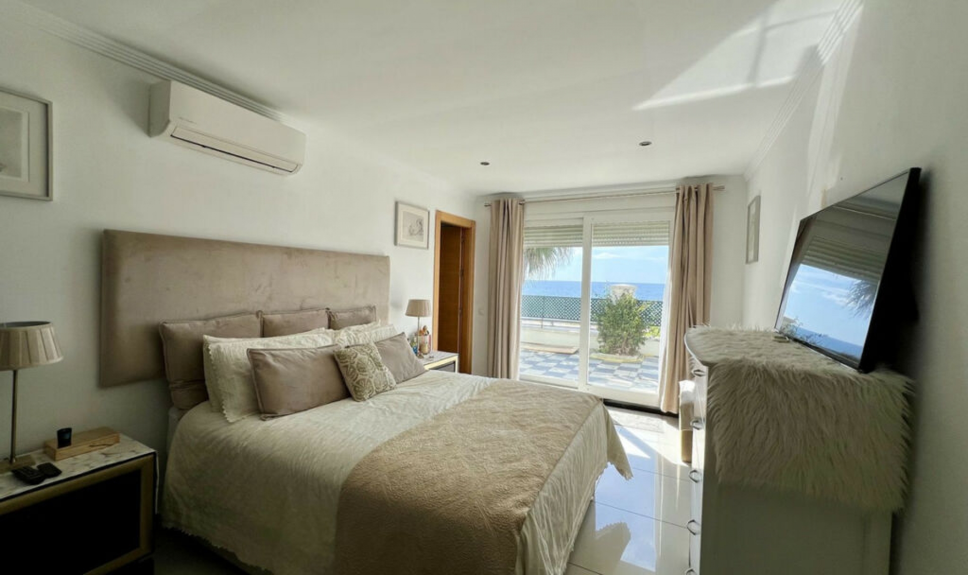 Resale - House -
El Chaparral