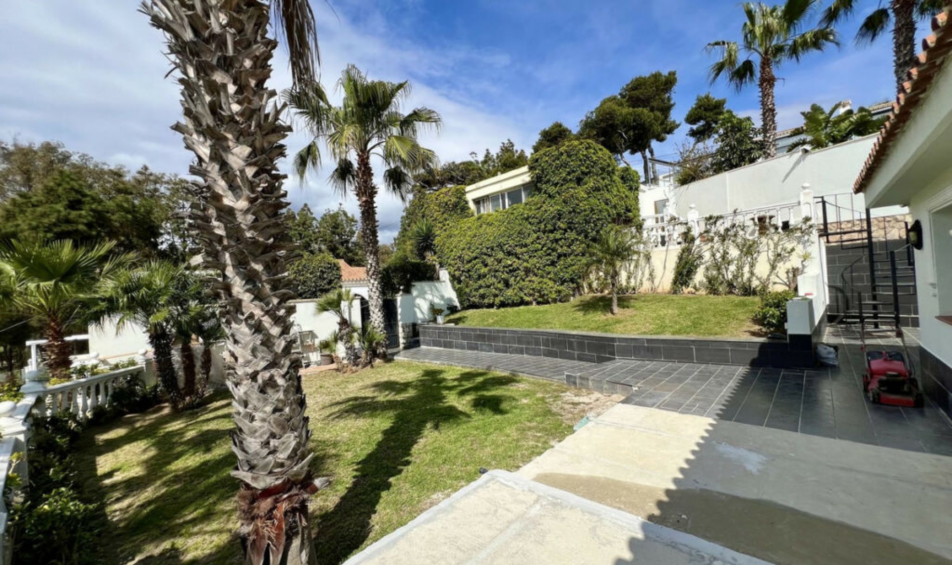 Resale - House -
El Chaparral