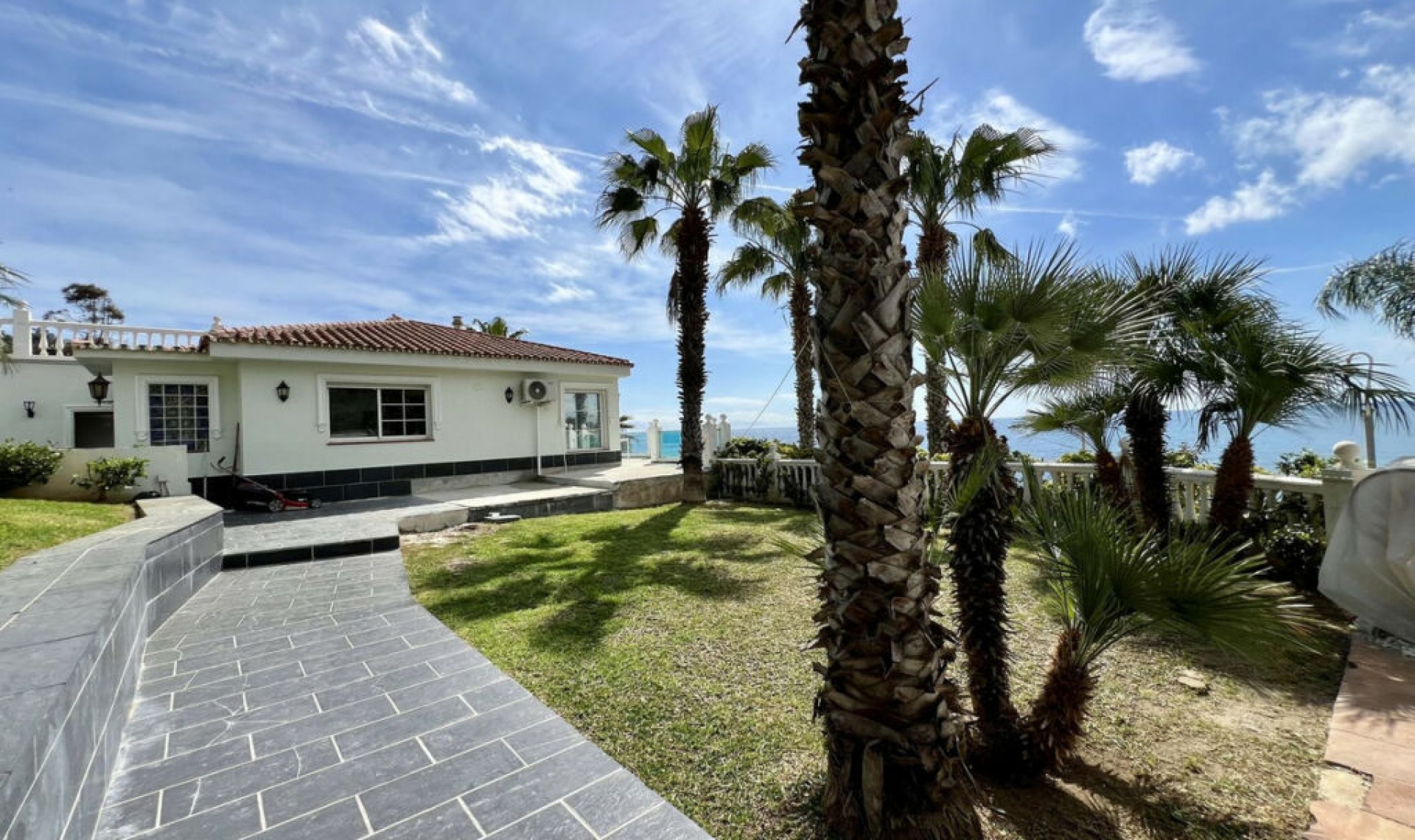 Resale - House -
El Chaparral